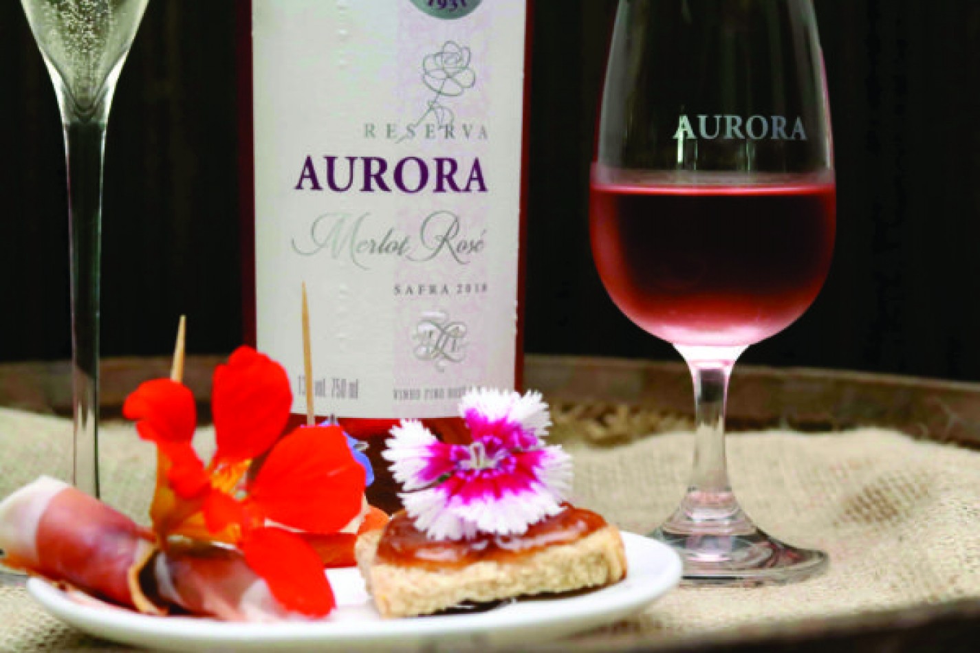Nessa primavera, a Vinícola Aurora propõe um curso de degustação com uma harmonização inusitada de flores comestíveis e vinhos