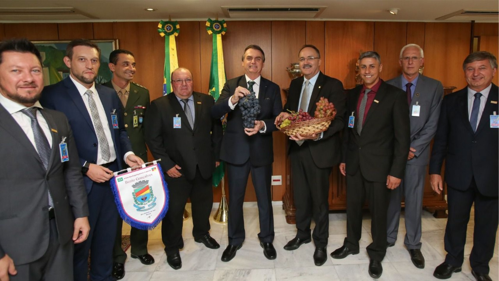 Vinícola Aurora entrega convite ao presidente Bolsonaro para inauguração da sua fábrica no Vale dos Vinhedos